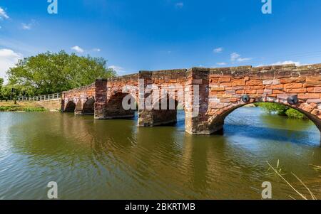 Le pont de la route en grès rouge au-dessus de la rivière Avon au quai Eckington à Worcestershire, en Angleterre Banque D'Images