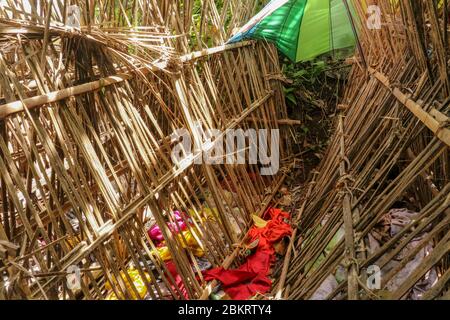 Tombe de bâtons de bambou dans le cimetière du village de Terunyan. Kuburan traditionnel à Bali, Indonésie. Les corps sont enterrés au-dessus du sol. Crâne humain parmi colo Banque D'Images