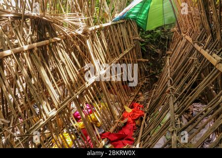 Tombe de bâtons de bambou dans le cimetière du village de Terunyan. Kuburan traditionnel à Bali, Indonésie. Les corps sont enterrés au-dessus du sol. Crâne humain parmi colo Banque D'Images