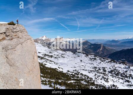 France, Drôme, Vercors, hauts-plateaux, sommet de la Montagnette (1972m), point de vue depuis les falaises surplombant le Grand pas sur le Vallon de Combo Banque D'Images