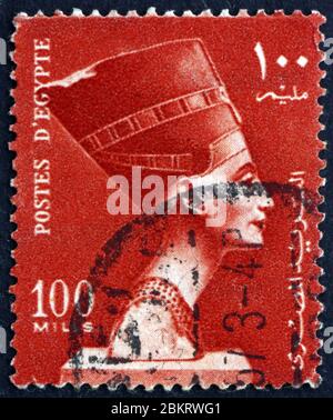 ÉGYPTE - VERS 1953 : un timbre imprimé en Égypte montre la Reine Nefertiti, symbole national, vers 1953 Banque D'Images