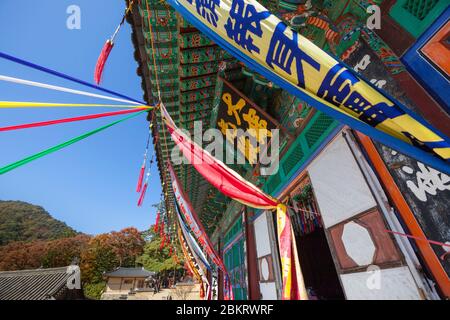 Corée du Sud, province de Gyeongsang Sud, temple bouddhiste de Haeinsa, détails colorés d'une façade en bois peint Banque D'Images