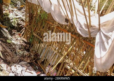 Tombe de bâtons de bambou dans un cimetière du village de Terunyan. Kuburan traditionnel à Bali, Indonésie. Les corps sont enterrés au-dessus du sol. Crâne humain avec tee Banque D'Images