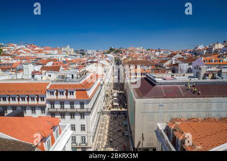 Portugal, Lisbonne, Baixa, rue Augusta, bordée de grands panneaux la rue Augusta est une rue piétonne très animée qui relie la place du commerce à la gare de Rossio Banque D'Images