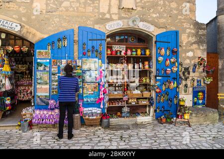 France, Bouches-du-RH?ne, Parc naturel régional des Alpilles, les Baux de Provence, labellisés les plus Beaux villages de France, allée pavée avec boutique de souvenirs Banque D'Images