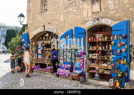 France, Bouches-du-RH?ne, Parc naturel régional des Alpilles, les Baux de Provence, labellisés les plus Beaux villages de France, allée pavée avec boutique de souvenirs Banque D'Images