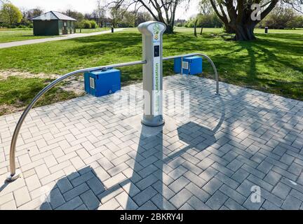 Saolzgitter, Allemagne, 12 avril 2020: Station de charge pour bicyclettes électriques pour charger la batterie sans charge Banque D'Images