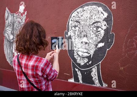 France, Paris, Street art, fresque de l'artiste #CKEJA sur une façade de la rue de Cotte dans le quartier Quinze Vingts Banque D'Images