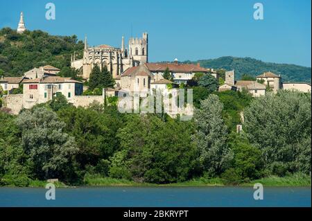 France, Ardèche Châteauneuf du Rhône, ViaRhona, le village de Viviers avec sa cathédrale Saint Vincent de Viviers Banque D'Images