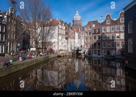 Amsterdam, pays-Bas - février 2016 : canal dans la zone de lumière rouge Banque D'Images