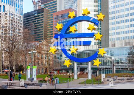 Willy-Brandt-Platz avec la sculpture Euro (Euro-Skulptur) montrant un signe bleu de l'euro et douze étoiles jaunes. Francfort, Allemagne. Banque D'Images