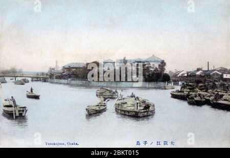 [ 1910s Japon - Bateaux japonais sur la rivière Osaka ] — Bateaux sur la rivière Kizugawa à Osaka. Sur la droite, vous arrivez à la rivière Hyakkenbori. L'île à l'arrière est Enokojima, l'emplacement de la préfecture d'Osaka. Il a été achevé en juillet 1874 (Meiji, 7). En 1926 (Taisho, 15), le Bureau de la préfecture a déménagé à son emplacement actuel à Otemae, Chuo-ku et Enokojima a perdu son importance. carte postale vintage du xxe siècle. Banque D'Images