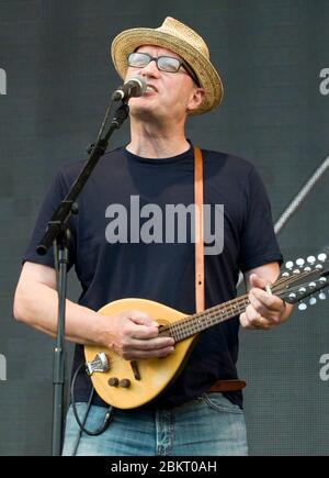 Adrian 'Ade' Edmondson sur scène avec le groupe folk/punk les Bad Shepherds au Festival de la Convention de Faéroport 13 août 2009. Banque D'Images