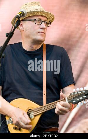 Adrian 'Ade' Edmondson sur scène avec le groupe folk/punk les Bad Shepherds au Festival de la Convention de Faéroport 13 août 2009. Banque D'Images