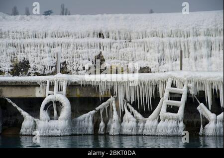 Suisse, canton de Genève, Versoix, les bords du lac Léman se gelant sous un vent très fort et froid, pontons couverts de glace Banque D'Images