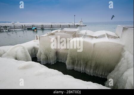 Suisse, canton de Genève, Versoix, les bords du lac Léman se gelant sous un vent très fort et froid, pontons couverts de glace Banque D'Images