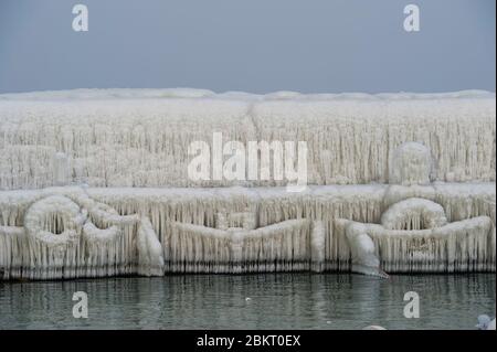 Suisse, canton de Genève, Versoix, les bords du lac Léman se gelant sous un vent très fort et froid, pontons couverts de glace Banque D'Images