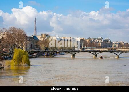 France, Paris, inondation de mars 2020, porte des Arts, et la Tour Eiffel Banque D'Images