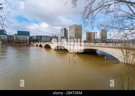 France, Paris, inondation de mars 2020, le Pont de Tolbiac et la bibliothèque BNF François Mitterrand Banque D'Images