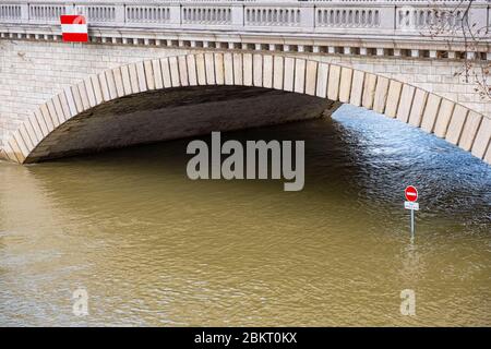 France, Paris, inondation de mars 2020, le Pont de Tolbiac Banque D'Images