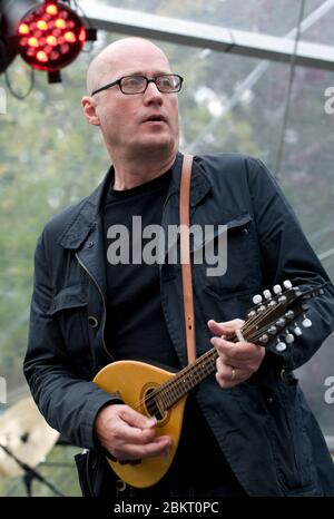 Adrian 'Ade' Edmondson avec son groupe folk/punk The Bad Shepherds au Moseley Folk Festival. Dimanche 6 septembre 2009. Banque D'Images