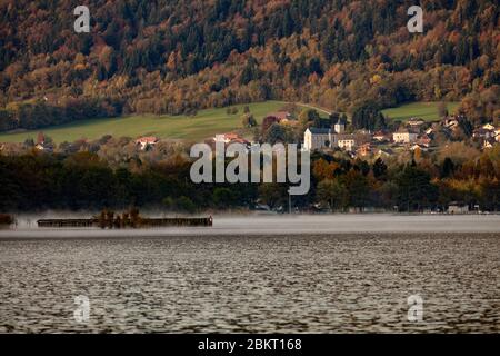 France, haute Savoie, Annecy, lac d'Annecy, vue sur l'église Saint Jorioz Banque D'Images
