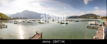 France, haute Savoie, Annecy, lac d'Annecy, ponton avec vue sur les bateaux, pédalos et paquier Banque D'Images