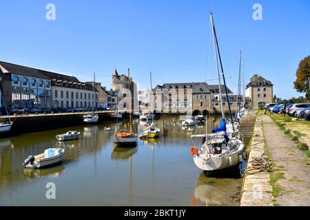 France, Finistère, Pont l'Abbe, le port commercial et le pont habité (le pont habit?) Banque D'Images