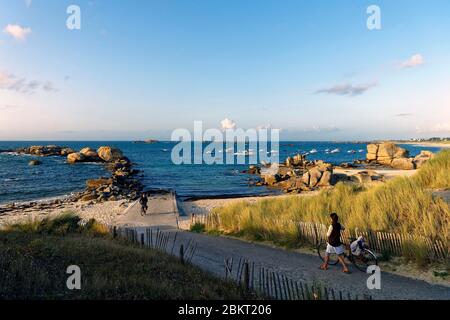 La France, Finistère, Pays des Abers, Côte des Légendes, Brignogan plages, la pointe de Beg Pol Banque D'Images