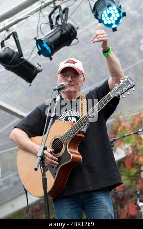 Le guitariste, chanteur et compositeur anglais Michael Chapman au Moseley Folk Festival. 3 septembre 2011. Photo de Simon Hadley Banque D'Images