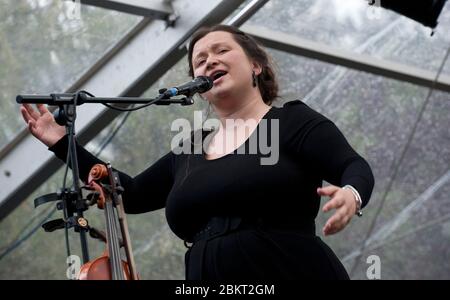 Le musicien de folk Eliza Carthy sur scène au Moseley Folk Festival. 4 septembre 2011. Photo de Simon Hadley Banque D'Images