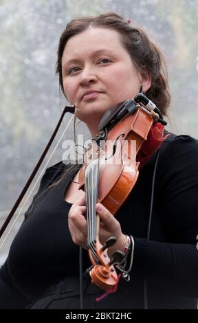 Le musicien de folk Eliza Carthy sur scène au Moseley Folk Festival. 4 septembre 2011. Photo de Simon Hadley Banque D'Images