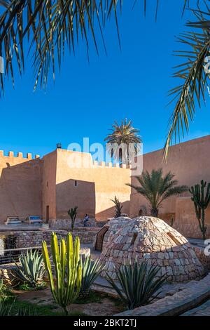 Maroc, région de Souss-Massa, Tiznit, le Printemps Bleu au coeur de la médina Banque D'Images
