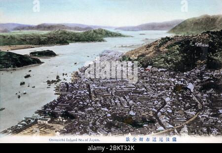 [ 1900s Japon - vue sur Onomichi ] — vue panoramique sur Onomichi et la mer intérieure Seuto dans la préfecture d'Hiroshima. La ville était un port important pour le transport de marchandises. carte postale vintage du xxe siècle. Banque D'Images