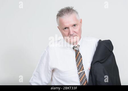 Portrait d'homme d'affaires senior avec cheveux gris Banque D'Images