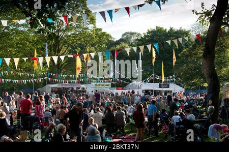 Vues générales du public, de la foule, de la scène et des joueurs de la Moseley Folk Festival. 1er septembre 2012. Photo de Simon Hadley Banque D'Images