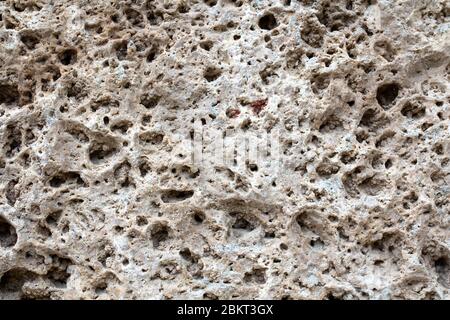Scié tuf arménien, travertin. La surface poreuse de la pierre avec de grandes encoches. Tuff Stone Sawn Cut carreaux calliqués d'Arménie. Ararat Banque D'Images
