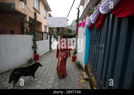 Katmandou, Népal. 05e mai 2020. Soni Shrestha en photo alors qu'elle se prépare pour son mariage, le quarante-troisième jour de l'enfermement imposé par le gouvernement dans le contexte des préoccupations concernant la propagation de la maladie du coronavirus (COVID-19) à Katmandou, Népal 05 mai 2020. (Photo de Prabin Ranabhat/Pacific Press) crédit: Pacific Press Agency/Alay Live News Banque D'Images