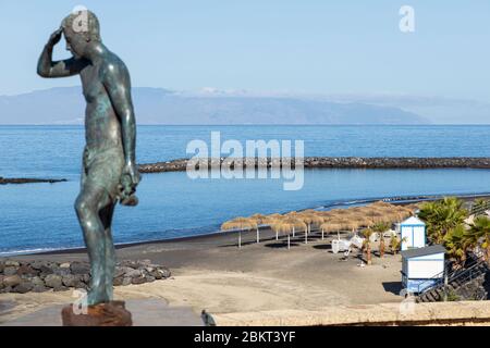 Playa del Duque sous la statue de bronze de Javier Perez Ramos pendant le confinement de 19 Covid dans la station touristique de Costa Adeje, Tenerife, Canaries Banque D'Images