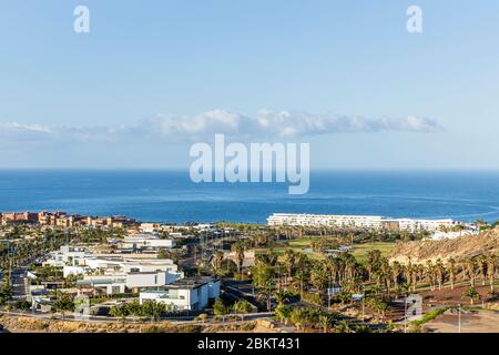 Vue aérienne sur la Caleta, le parcours de golf de Costa Adeje et la côte pendant le confinement de Covid 19 dans la station touristique de Costa Adeje, Tenerife, ca Banque D'Images