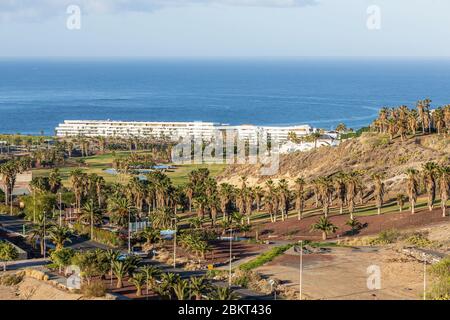 Vue aérienne sur la Caleta, le parcours de golf de Costa Adeje et la côte pendant le confinement de Covid 19 dans la station touristique de Costa Adeje, Tenerife, ca Banque D'Images