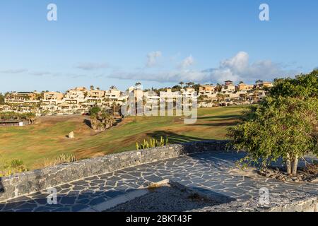 Vue aérienne sur la Caleta, le parcours de golf de Costa Adeje et la côte pendant le confinement de Covid 19 dans la station touristique de Costa Adeje, Tenerife, ca Banque D'Images