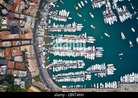 Vue sur le port avec bateaux amarrés, yachts et voiliers en mer Ligurienne. Santa Margherita Ligure est une riviera italienne près de Portofino et Banque D'Images