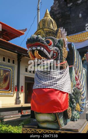 Gros plan sur une figure gardienne à côté d'un temple hindou à Bali, en Indonésie. Une porte d'entrée à la brique d'un temple hindou de Bali. Traditionnel et historique Banque D'Images