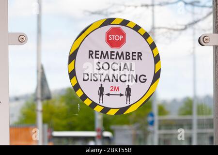 Coroanavirus social distanciation règle de deux mètres - panneau sur l'abri de bus au centre commercial Braehead, Glasgow, Écosse, Royaume-Uni Banque D'Images