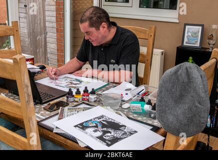 Harrogate, North Yorkshire, Royaume-Uni. 5 mai 2020. Graeme Bandeira, dessinateur et dessinateur de dessins animés, a produit des œuvres très poignantes et inspirantes tout au long du confinement. Il travaille dans son studio à domicile et met les dernières touches à une caricature de la journée VE pour le Yorkshire Post. Crédit: ernesto rogata/Alay Live News Banque D'Images