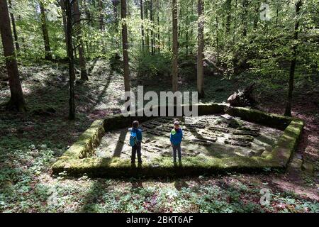 Deux garçons se tenant sur les tombes d'un cimetière partisan près du camp de base baza 20 à Kocevski Rog, en Slovénie Banque D'Images