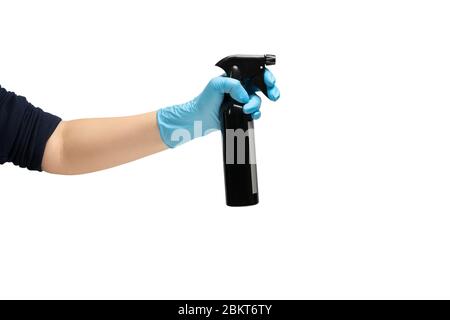 Main féminine dans un gant médical de protection en caoutchouc de couleur bleue, contient une bouteille en métal noir d'un distributeur antiseptique, pour lutter contre les bactéries. Isol Banque D'Images