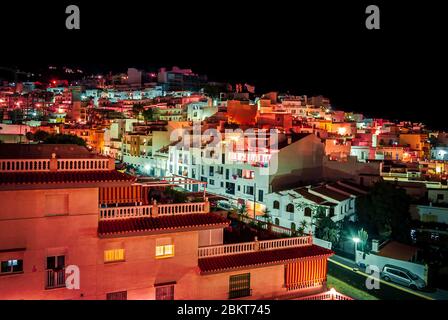 Un panorama vibrant et coloré de la ville la nuit de la Herradura, Costa Tropical, Andalousie, Espagne, Europe Banque D'Images