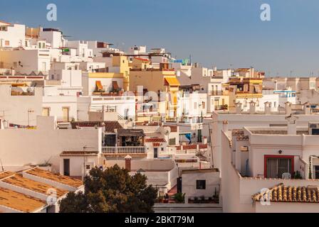 Vue sur les toits des maisons et des appartements dans la lumière du soleil dorée à la ville de la Herradura, Grenade, Espagne Banque D'Images